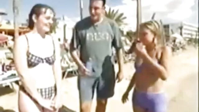 Маш сайн :  Busty шаргал MILF anally copulates хар азарга нь орондоо Видео клип 