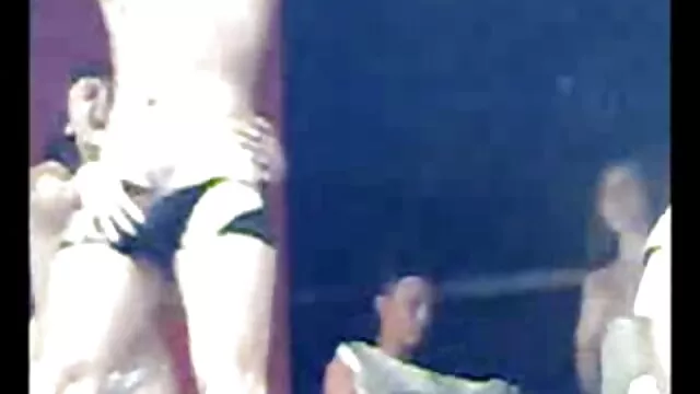 Маш сайн :  Busty brunette hottie авдаг түүний өгзөг toyed болон хуруутай Видео клип 