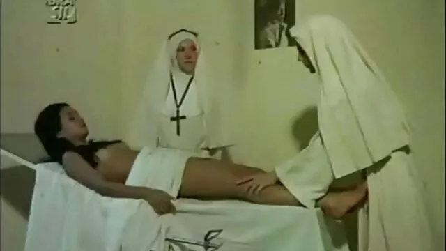 Маш сайн :  Халуухан охин хойд ахын том пүүзний инч бүрийг авч байна Видео клип 