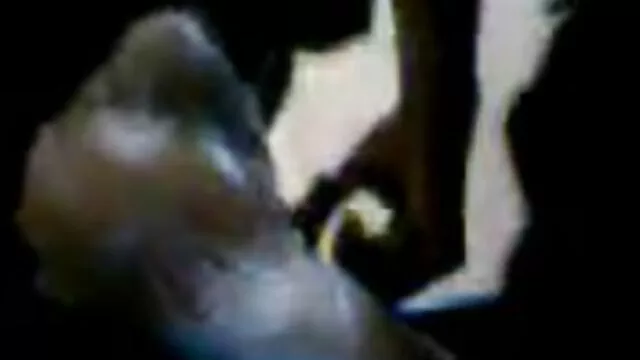 Маш сайн :  Туранхай brunette өсвөр зурвас, хөхөх дик өмнө нь морь унах Видео клип 