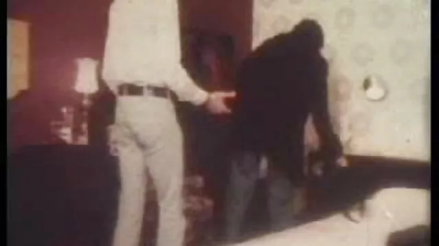 Маш сайн :  Нарийхан залуу шаргал үс унжсан найз залуугаараа цохиулдаг Видео клип 
