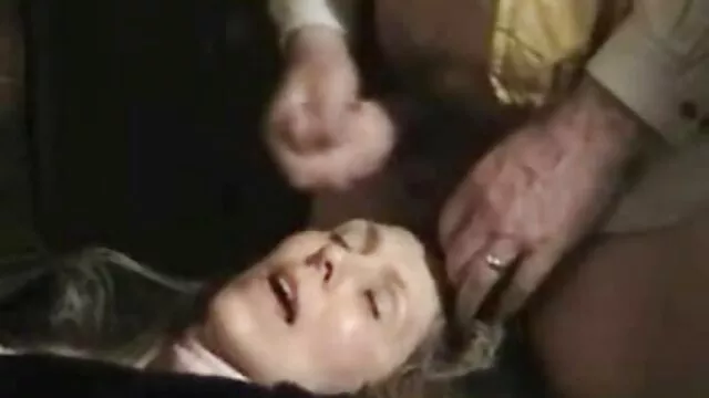 Маш сайн :  Том хөхтэй латина Жулиана хэрэгтэй том хар пүүз Видео клип 