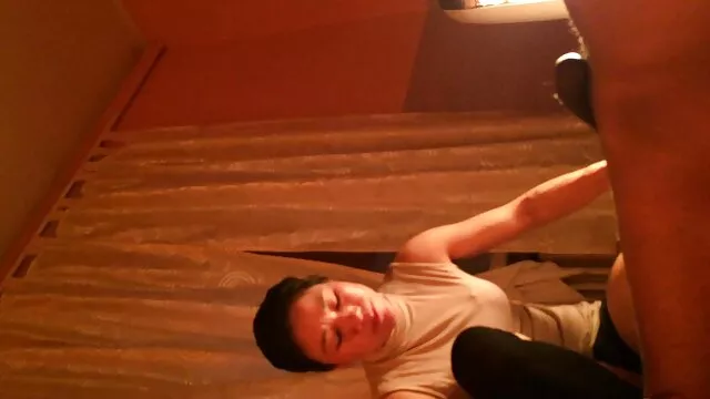 Маш сайн :  Туранхай brunette өсвөр авдаг түүний анхны шулуун гэдсээр арга хэмжээ Видео клип 