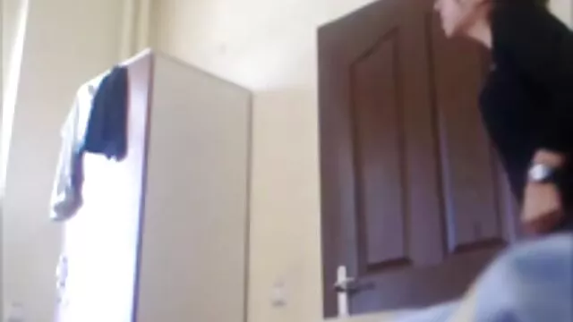 Маш сайн :  Сальвадорын дэггүй охин сахлаа хусч, тахиа үлээж байна Видео клип 