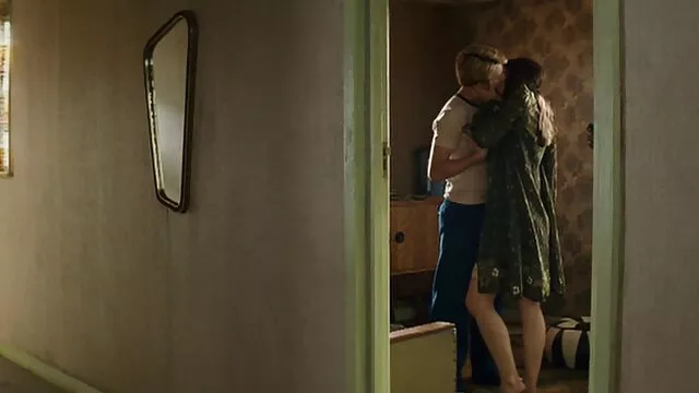 Маш сайн :  Гайхалтай царайлаг brunette бяцхан хүү найз залуутайгаа дэггүйтдэг Видео клип 
