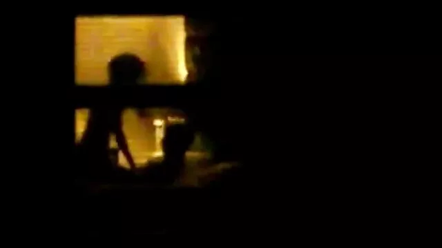 Маш сайн :  Дур булаам шаргал үст эрэгтэй түүний гутлын нүхийг долоох үед дуртай Видео клип 